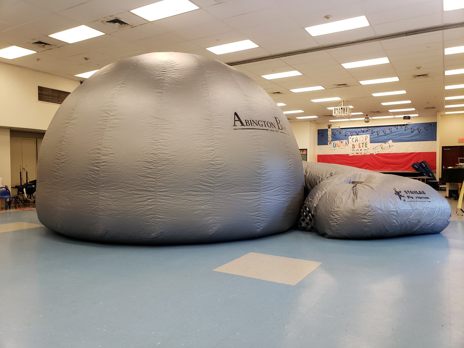 Un planétarium mobile lors d’une activité spéciale du camp